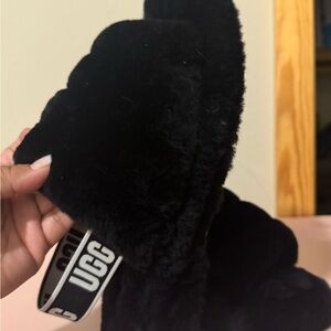 NEW!!UGG Black Fluffy Slides
